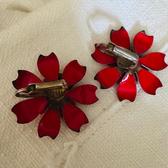 Vintage 1960's Red & White Metal Flower Clip-on Earrings - Picture 2 of 3
